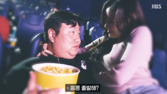 '문신돼지'가 출연한 극장 에티켓 홍보 영상 일부.   [유튜브 '마제스타지' 갈무리]